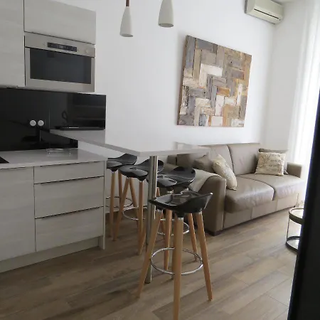 2 Pieces Rue Hoche *